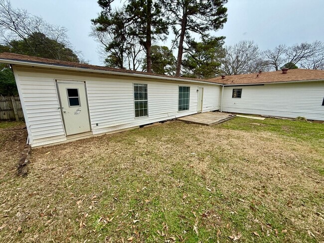 Building Photo - 4-bed, 3-bath, HUGE yard!