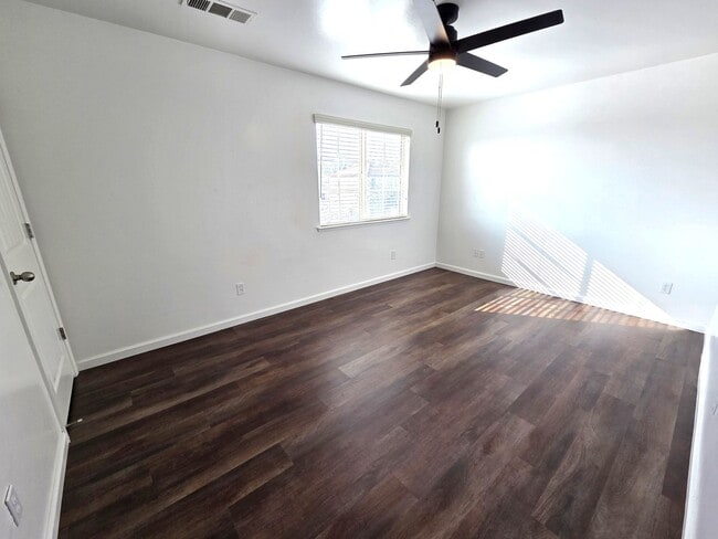 Building Photo - Beautiful 3 Bedroom 2.5 Townhouse by Summit Charter Academy