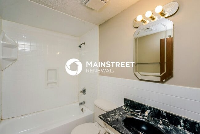 Building Photo - 4 Bedroom Pet-Friendly Home in Louisville,...