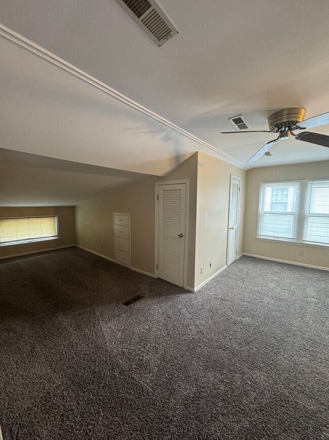 Building Photo - 4 Bedroom Right on Purdue Campus - AVAILAB...