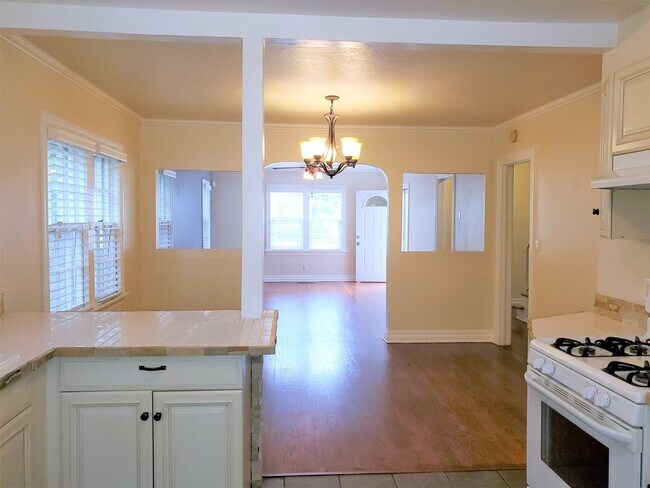 Building Photo - AMAZING 5 BED, 2 BATH MILLERS ADDITION NW OKC
