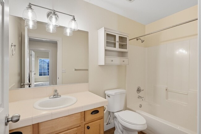 Building Photo - Freshly Updated- 3 Bedroom, 2.5 Bath Townh...