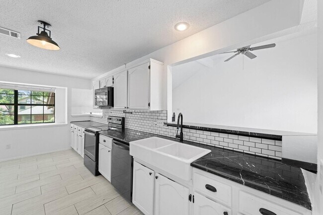 Building Photo - 1828 Alameda Dr