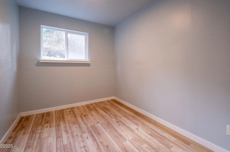 small bed / no closet - 432 N Yodel Ln