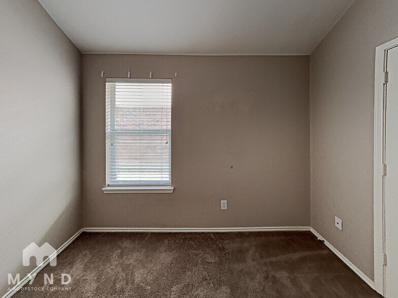Building Photo - 1002 Camp Verde Dr