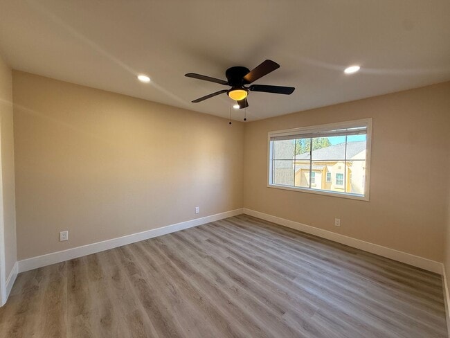 Building Photo - Bright 2BR/2BA Condo with Reserved Parking...