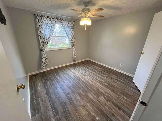 Building Photo - Beautifully remodeled 3 bedroom, 2.5 bath, 2 car garage