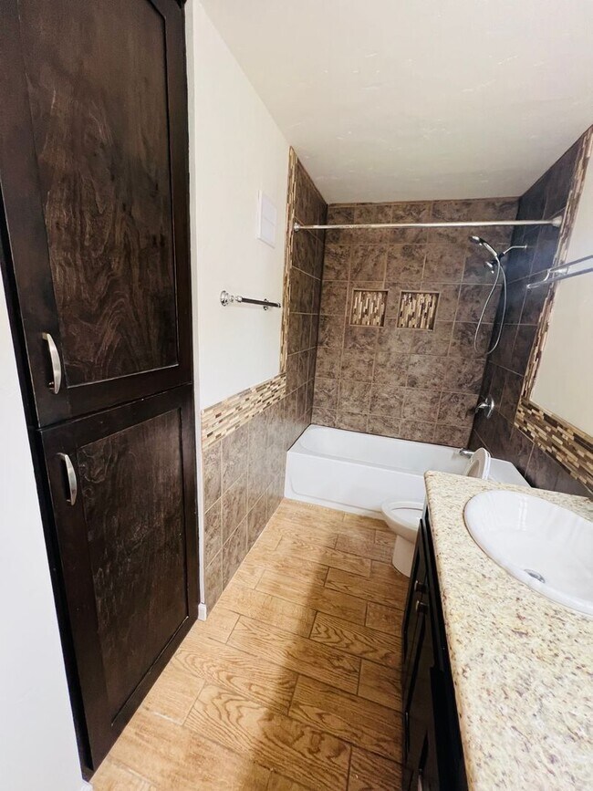 Building Photo - Beautiful 2 bedroom Condo