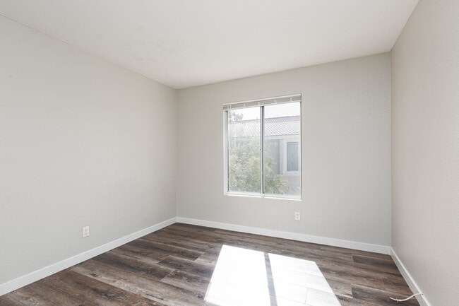 Building Photo - 2nd floor 2 bedroom unit in NW with easy access to Summerlin Pkwy and the 95/I-11
