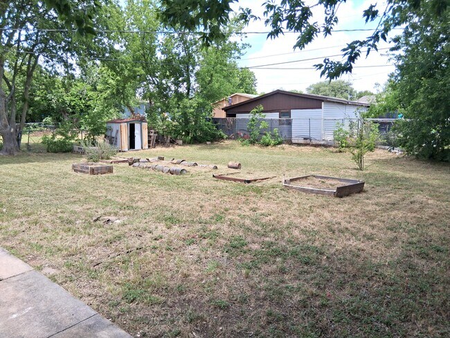 Building Photo - 1109 Elyse Dr