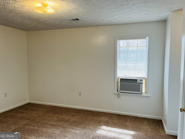 Building Photo - 42 Robinson St