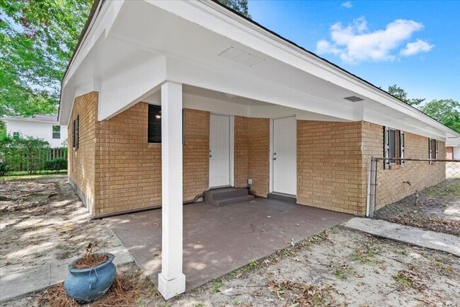 Building Photo - 122 Clarence Dr