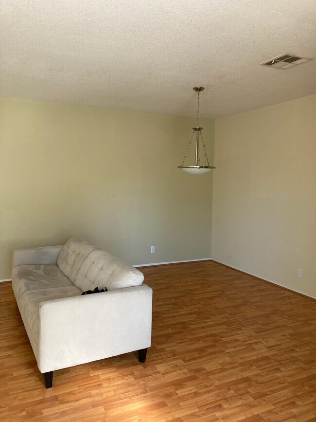 Building Photo - 1900 N Torrey Pines Dr