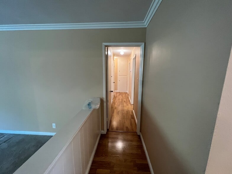 Building Photo - 1050 W La Deney Dr