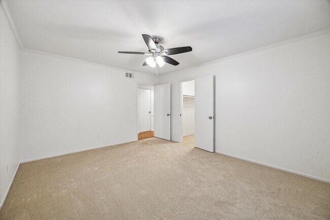 Building Photo - 357 N Post Oak Ln