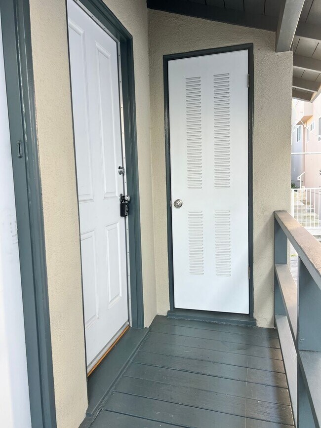 Building Photo - Sheldon St.