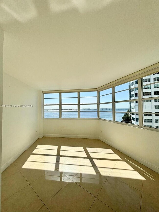 Building Photo - 801 Brickell Bay Dr