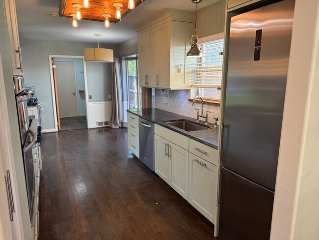 Building Photo - 10140 Creekmere Cir