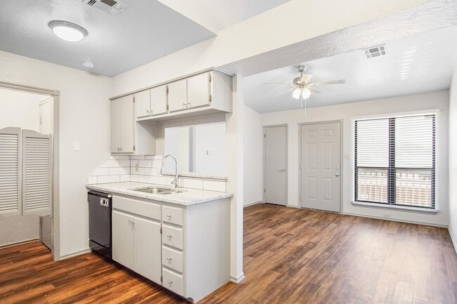 Building Photo - 1000 Rambling Oaks Dr