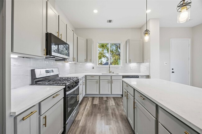 Building Photo - 2207 Des Chaumes St