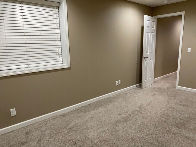 Building Photo - Gorgeous Elkhorn 4 Bed 3 Bath Home!