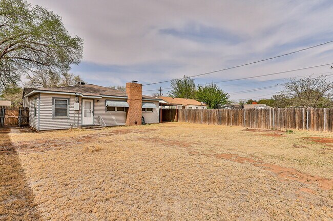 Building Photo - Cute 2/2 With Tons of Space, Minutes from Texas Tech!