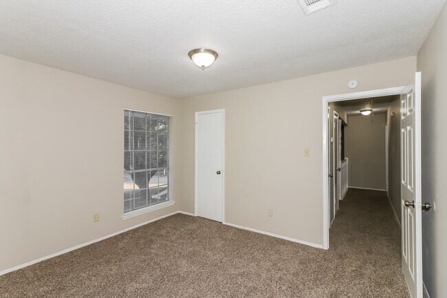 Building Photo - 15310 Meadow Village Dr