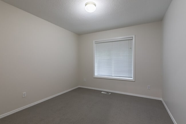 Building Photo - 33383 SW Sequoia St
