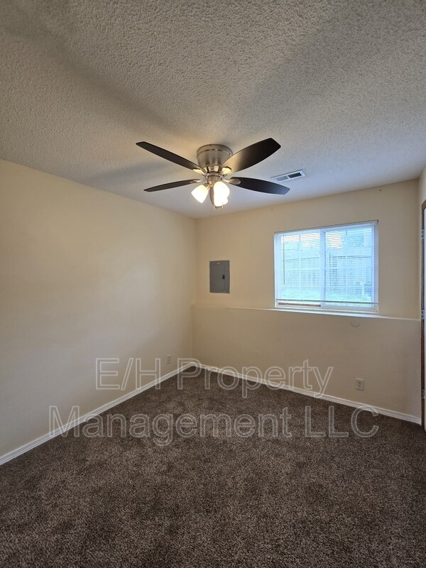 Building Photo - 4460 S Elizabeth Ave