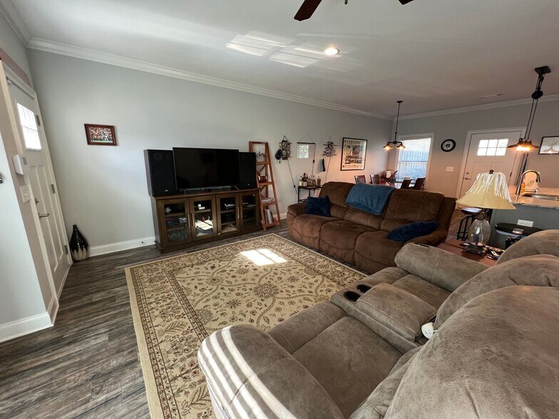 Building Photo - College Oaks E-106