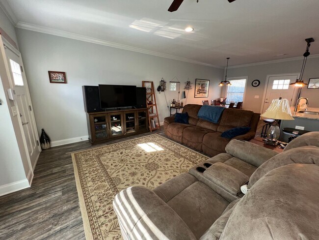 Building Photo - College Oaks E-106