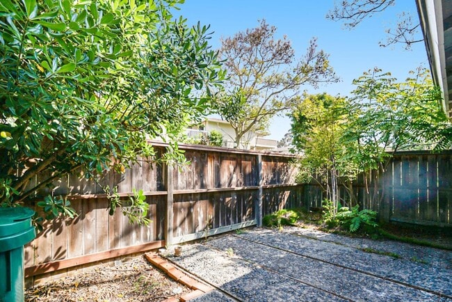 Building Photo - 3857 Camino Lindo