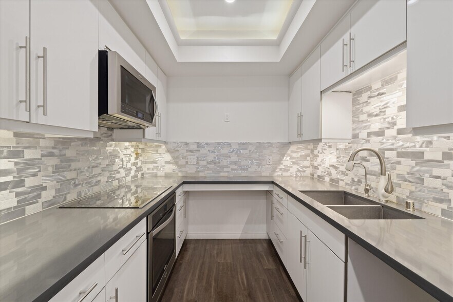 Building Photo - 2175 S Beverly Glen Blvd