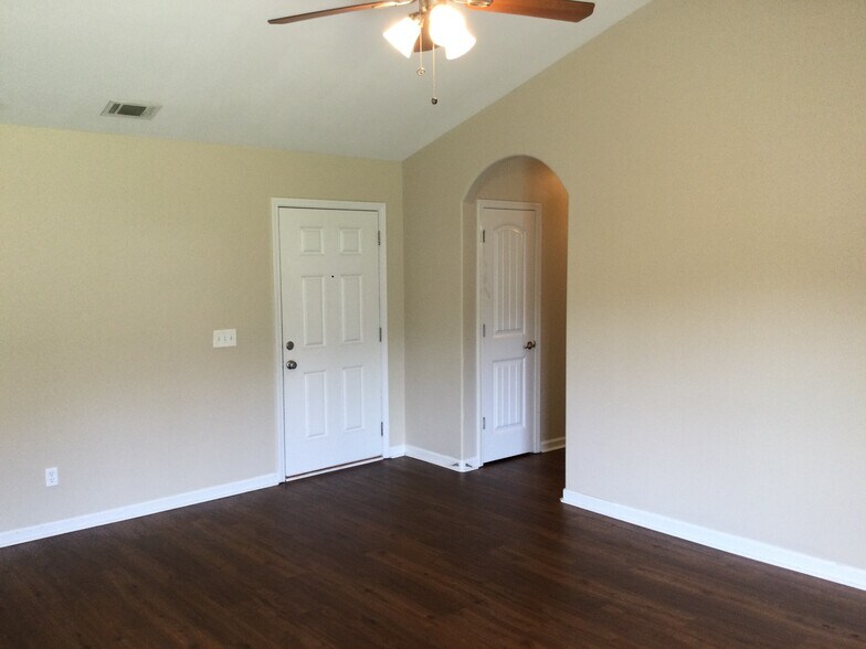 Building Photo - 25 Twin Oaks Pl