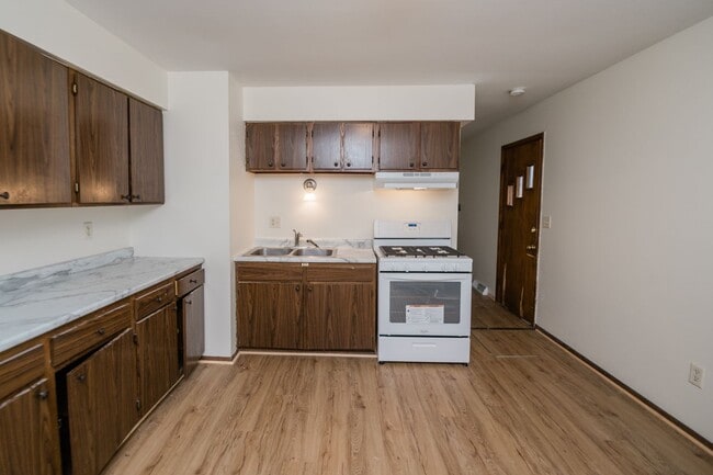 Building Photo - 3 bedroom / 1 bathroom Duplex in Portage