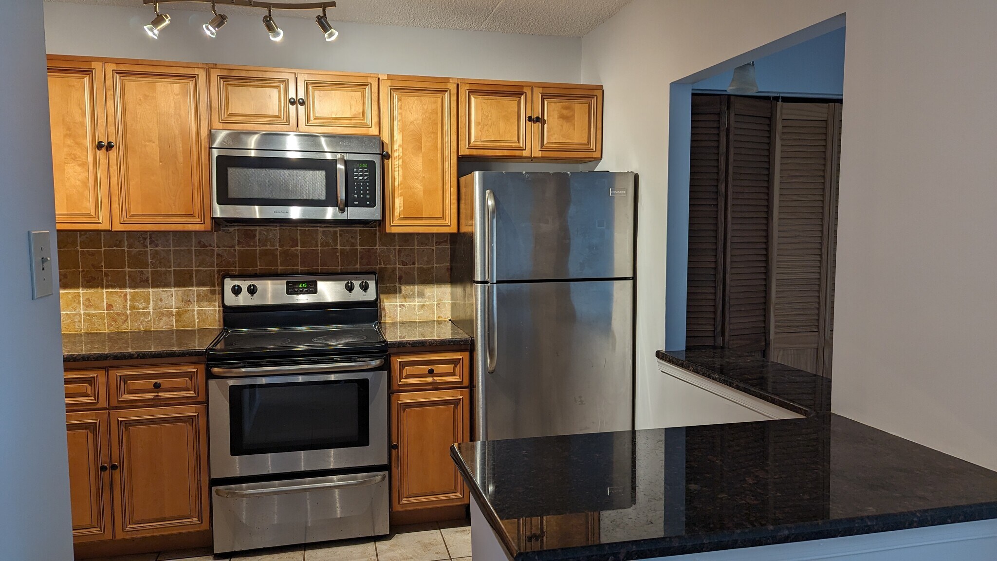 Building Photo - 832A Putnam Blvd