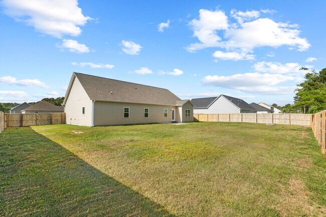 Building Photo - 3 bedroom with bonus room in Holly Ridge is available now!