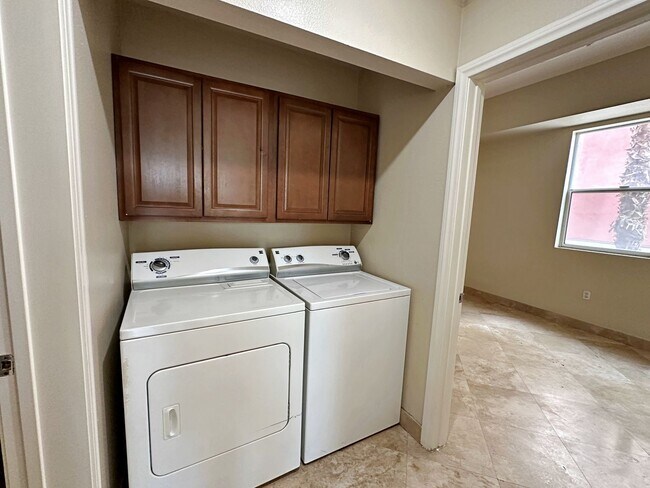 Building Photo - FREE WEEK PROMO! 2 BEDROOM 2 BATH GUARD GATED PARK AVENUE CONDO OFF THE STRIP!