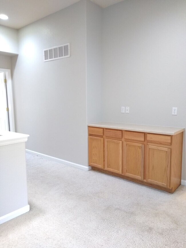 Building Photo - Fabulous Townhome Near Cherry Creek State ...