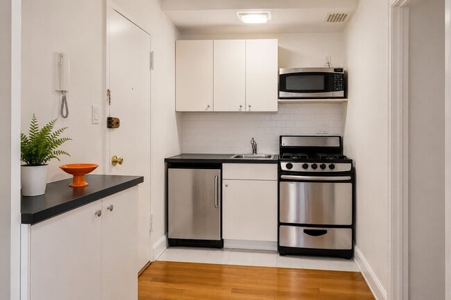 Building Photo - 161 E 61st St