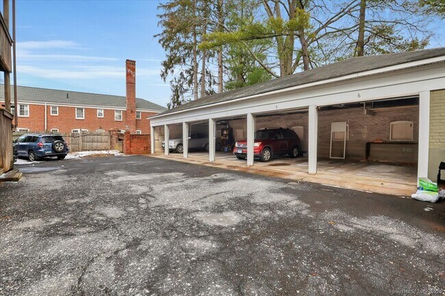 Building Photo - 40 Robin Rd