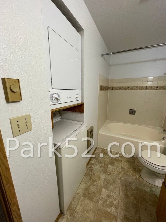 Building Photo - $500 Off First Full Month! Upper Floor 2 Bedroom 1 Bath Apartment With Washer/Dryer!
