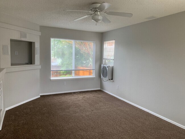 Building Photo - Spacious 4 Bedroom Home