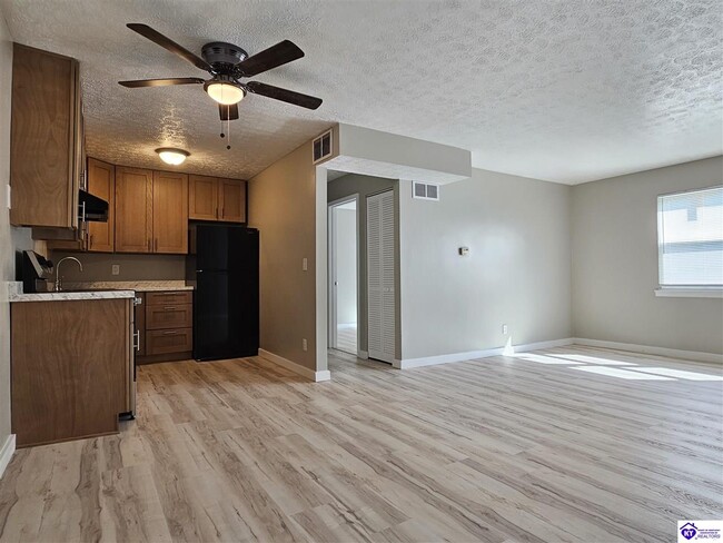 Building Photo - 608 N Woodland Dr