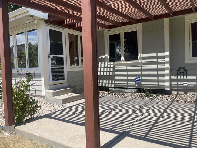 Building Photo - 1107 Hawkeye St