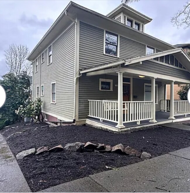 Building Photo - 4-Bedroom Home in SW Portland! Hardwood floors, spacious deck, full basement, separate entry for ...