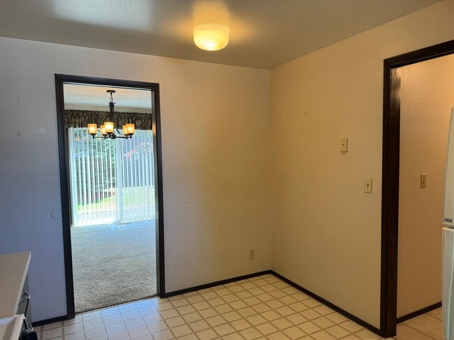 Building Photo - 3 bedroom 2.5 bathroom duplex off Coburg Rd.