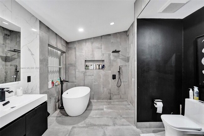 Building Photo - 4955 SW 33rd Ave