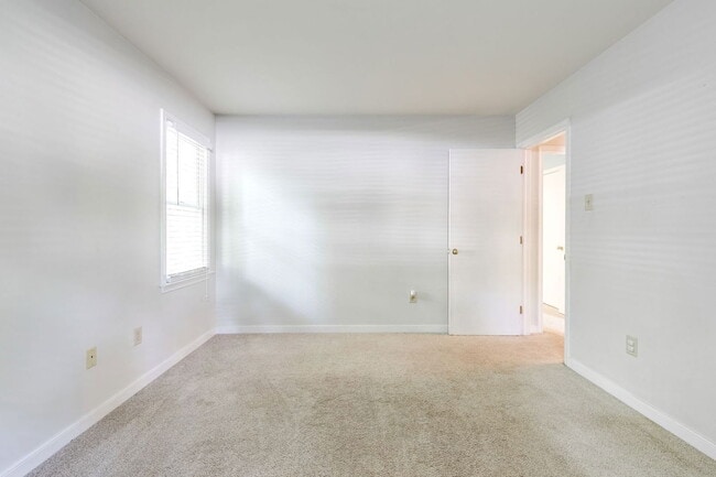 Building Photo - 2290 Greenfield Dr