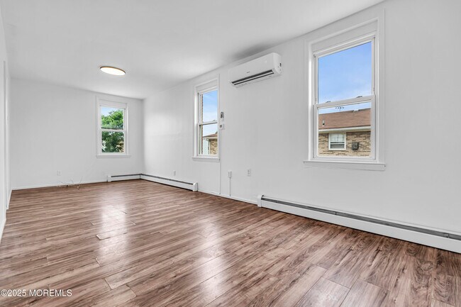 Building Photo - 3022 S Wood Ave